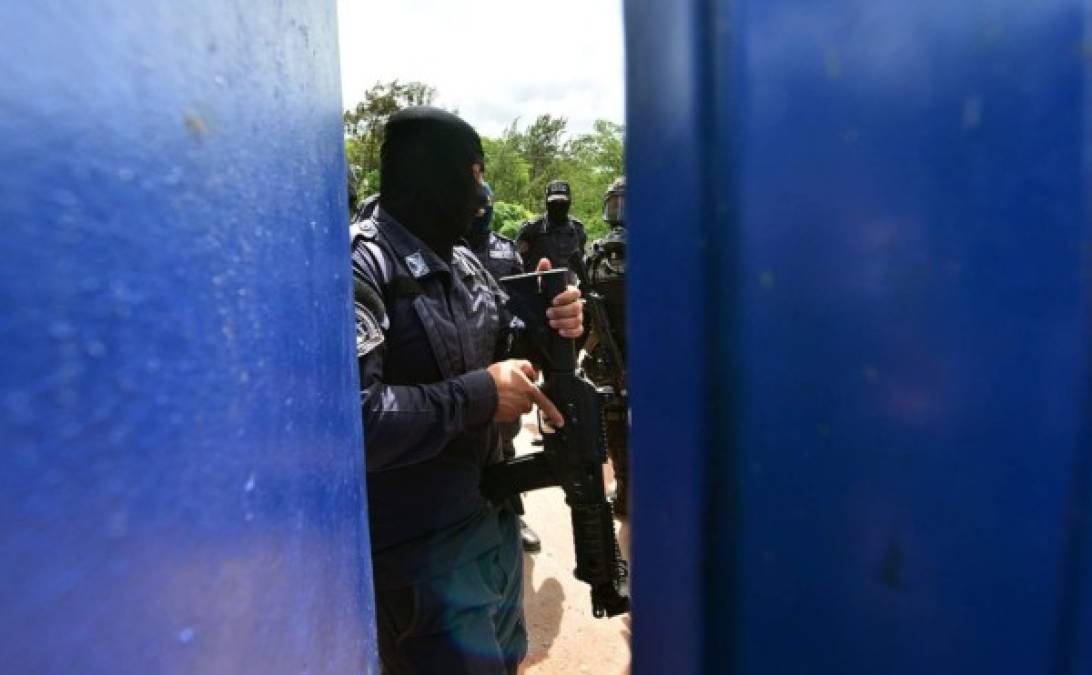 En el cuartel de los 'Cobras' también hubo este miércoles lanzamiento de gas lacrimógeno al parecer cuando altos mandos de la Policía Nacional estaban llegando para dialogar y buscar que la situación volviera a la normalidad.