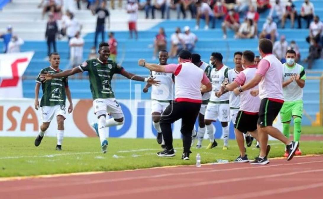 Brayan Castillo corre a celebrar uno de sus goles con el entrenador del Marathón, Martín 'Tato' García.