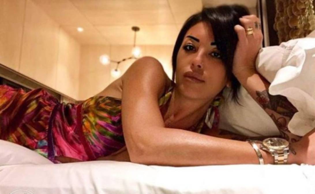 Claudia, mujer del futbolista belga Radja Nainggolan, ha desvelado a través de un comunicado desde su perfil de Instagram que padece cáncer. La chica se pronunció en sus redes sociales con unas emotivas palabras que han conmocionado a nivel mundial.