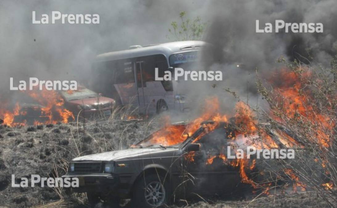 En la imagen se observa la forma implacable en que el fuego destruye un vehículo.