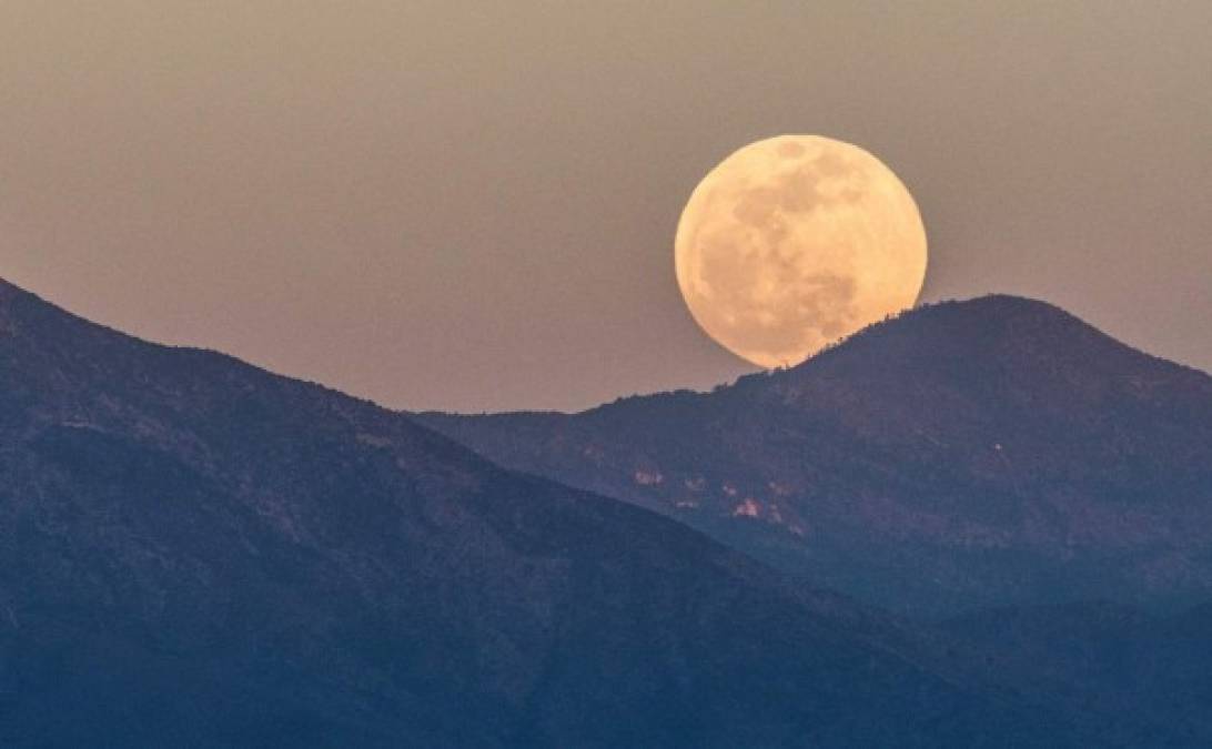 Vista de la salida de la luna tras la Sierra Zapaliname este domingo desde la ciudad de Saltillo en el estado de Coahuila (México). EFE