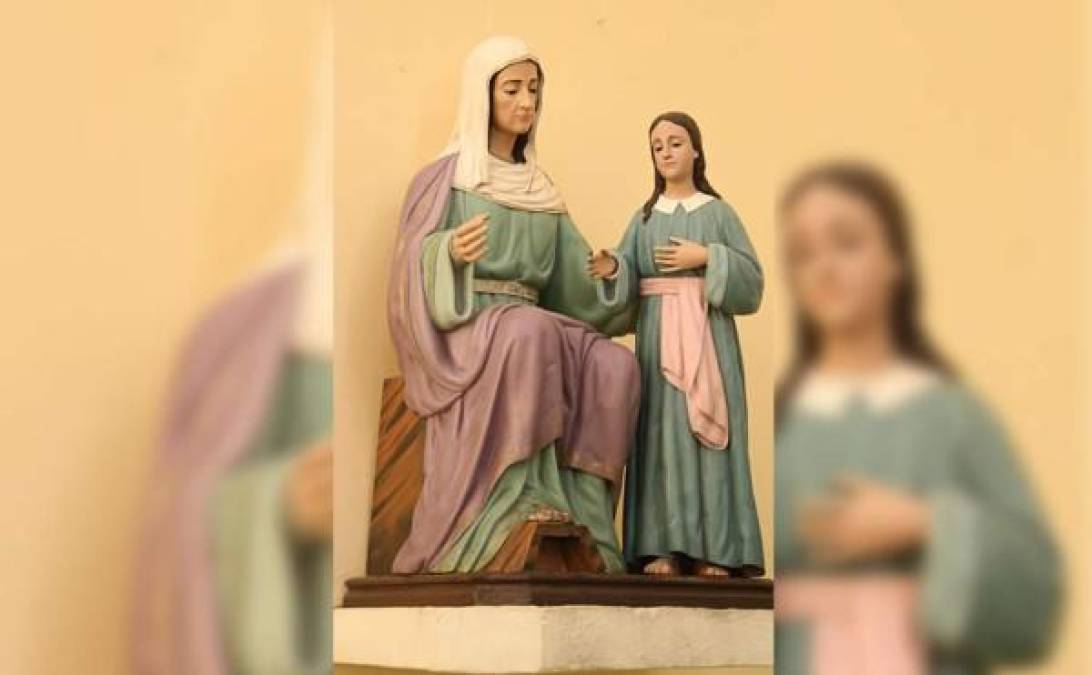 MARÍA Y SU MADRE.Es Santa Ana sentada frente a la Virgen María cuando era niña. Es muy raro encontrarse en los templos de Honduras, pues casi siempre se observa a la virgen María siempre en edad mayor.