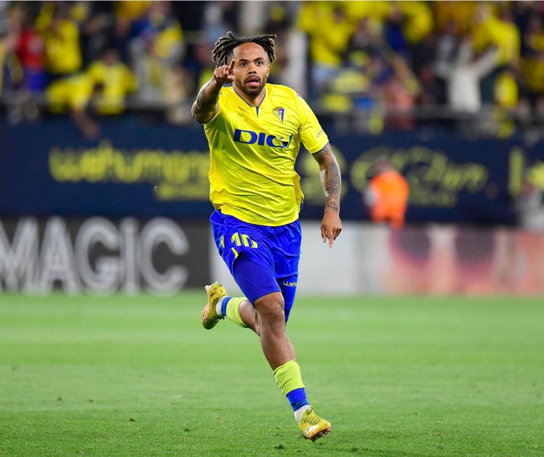 El Cádiz ha anunciado que el congoleño Theo Bongonda se ha vinculado con el Spartak de Moscú hasta el próximo mes de junio de 2026.