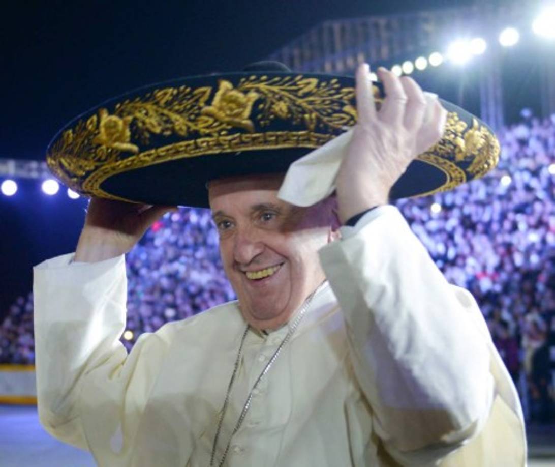 El Papa Francisco fue recibido por un grupo de mariachis a su llegada y sorprendió a los rancheros al ponerse su sombrero mexicano.