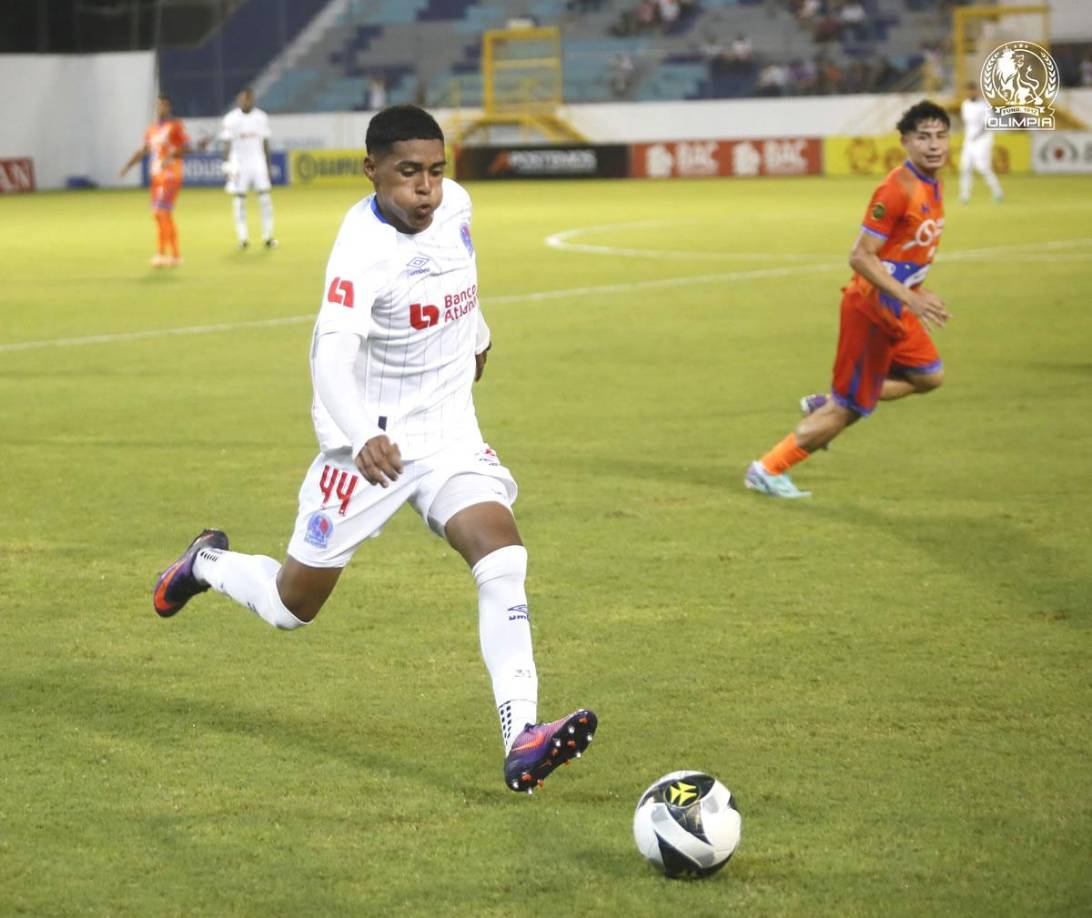 El juvenil Edwin Lobo debutó en la Liga Nacional con la camiseta del Olimpia.