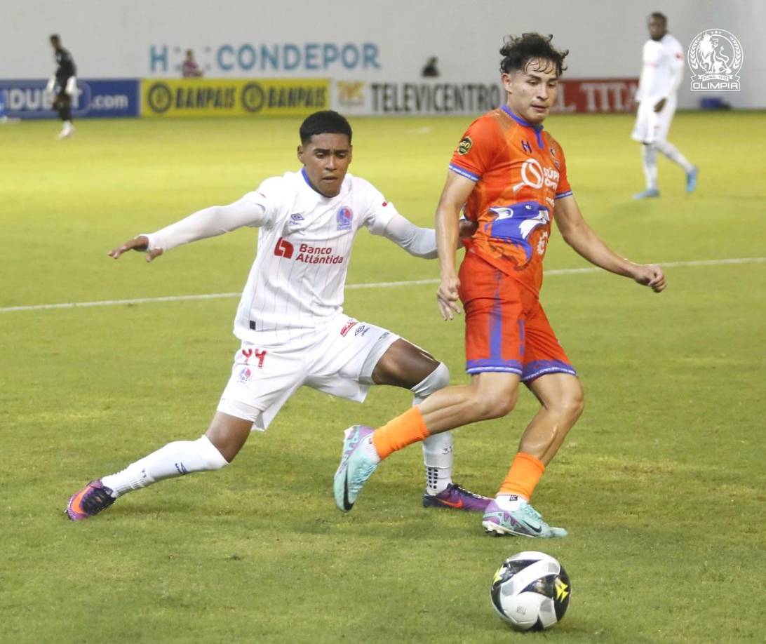 Edwin Lobo es un joven defensa de 19 años que no se arrugó ante la UPN y marcó a Jefryn Macías.