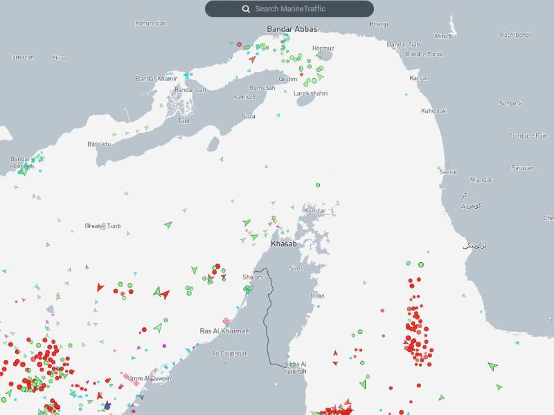 Captura tomada del sitio web Marinetraffic.com del tráfico marítimo en el estrecho de Ormuz.