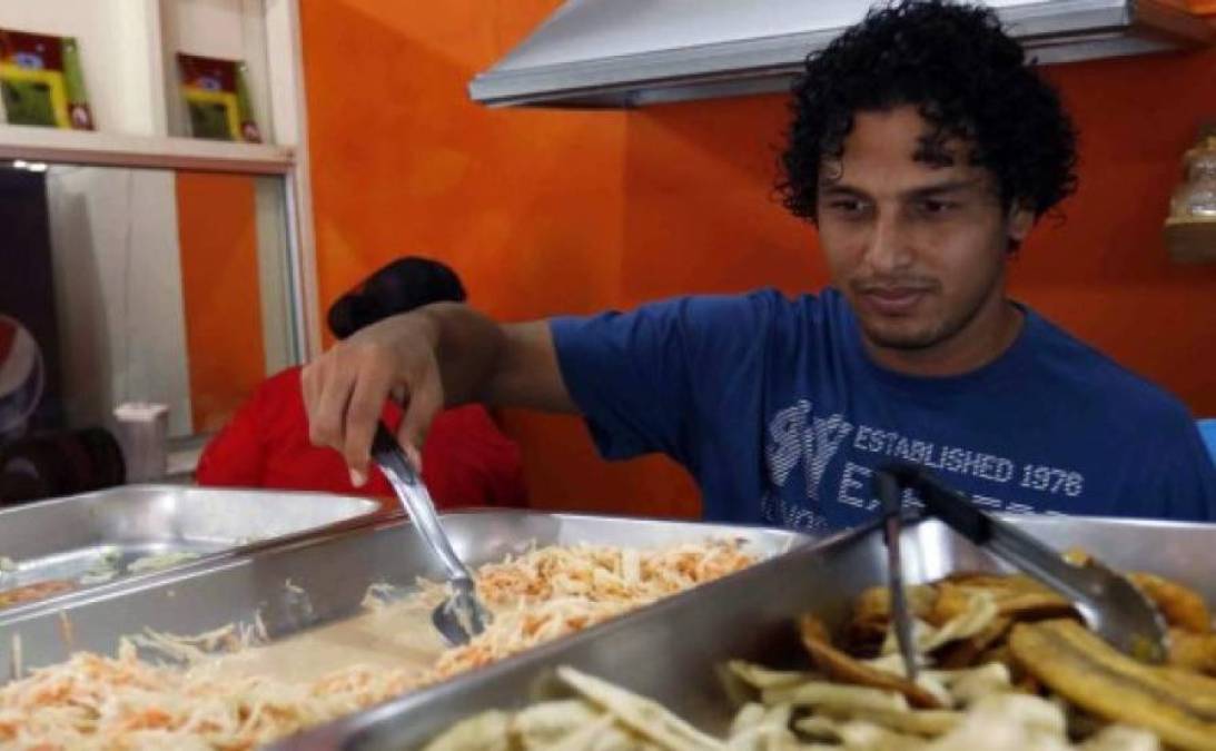 Luis Lobo: El exdelantero decidió abrir un restaurante de comida bufete en Puerto Cortés.