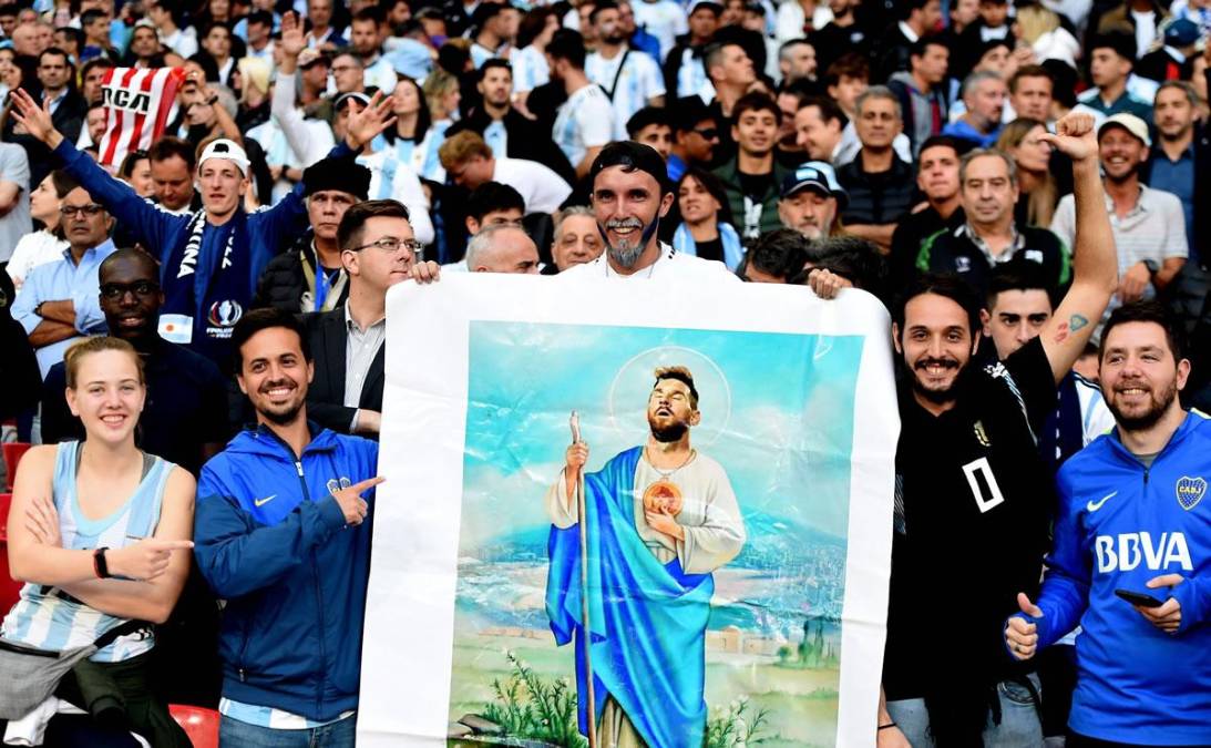 Un hincha argentino llegó a Wembley con este montaje de Messi.