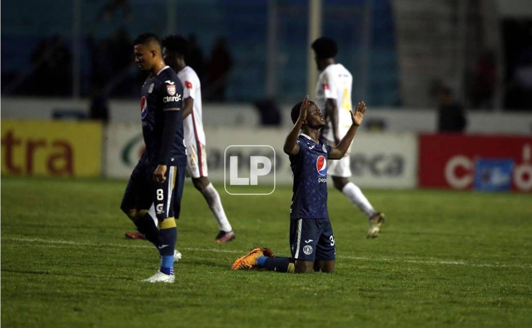 Jonathan Núñez, se puso de rodillas y agradeció a Dios por el triunfo ante Olimpia.