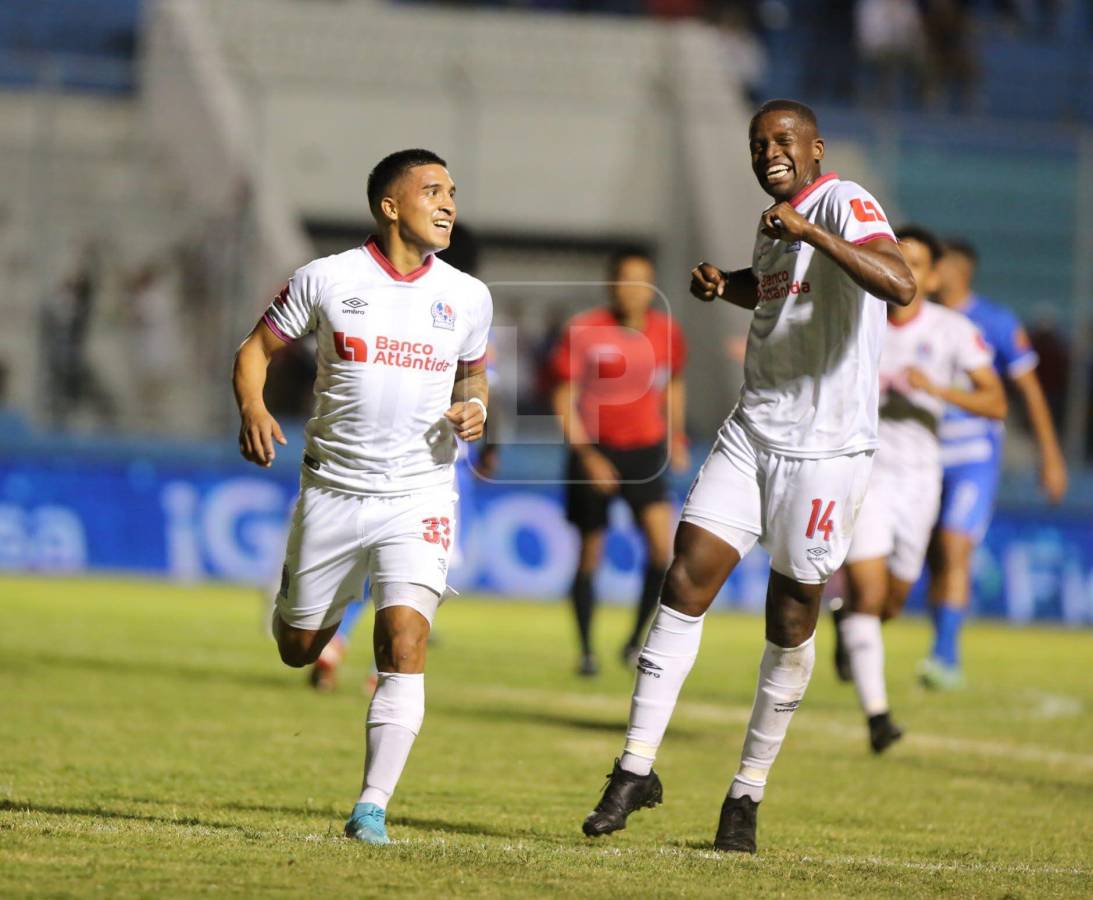 Michaell Chirinos junto a Boniek García tras el gol del atacante.