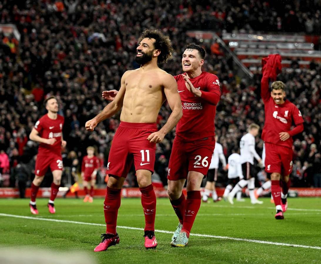 Mo Salah se quitó la camiseta para celebrar su doblete en Anfield.
