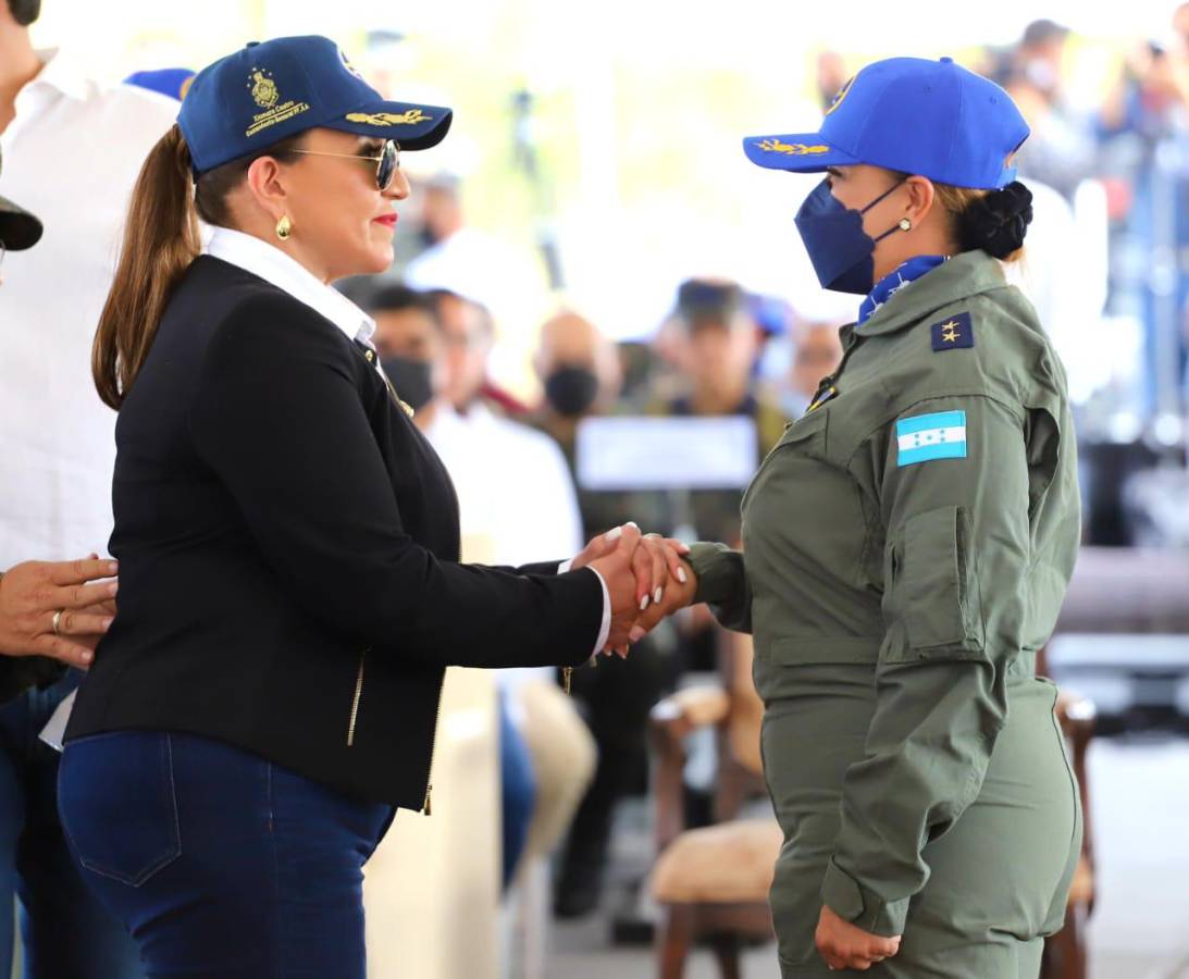La presidenta Xiomara Castro en el aeródromo de El Aguacate, Catacamas, Olancho, donde se llevó a cabo este lunes la celebración del 91 aniversario de vida institucional de la Fuerza Aérea Hondureña (FAH). Fotografía: FFAA / Twitter