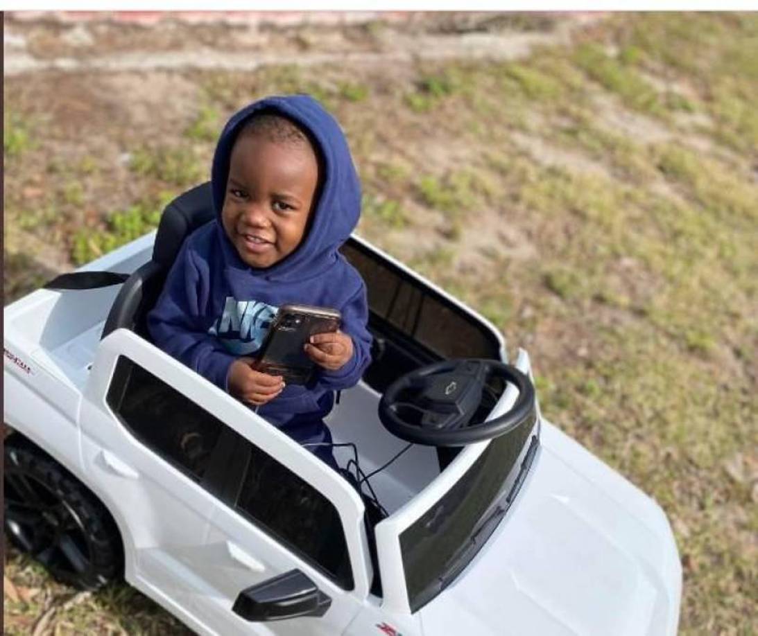 Los oficiales que buscaban al pequeño en un lago a unas pocas millas del complejo de apartamentos notaron un caimán “con un objeto en la boca” que rápidamente se dieron cuenta de que era el cuerpo de un niño, dijo Holloway.