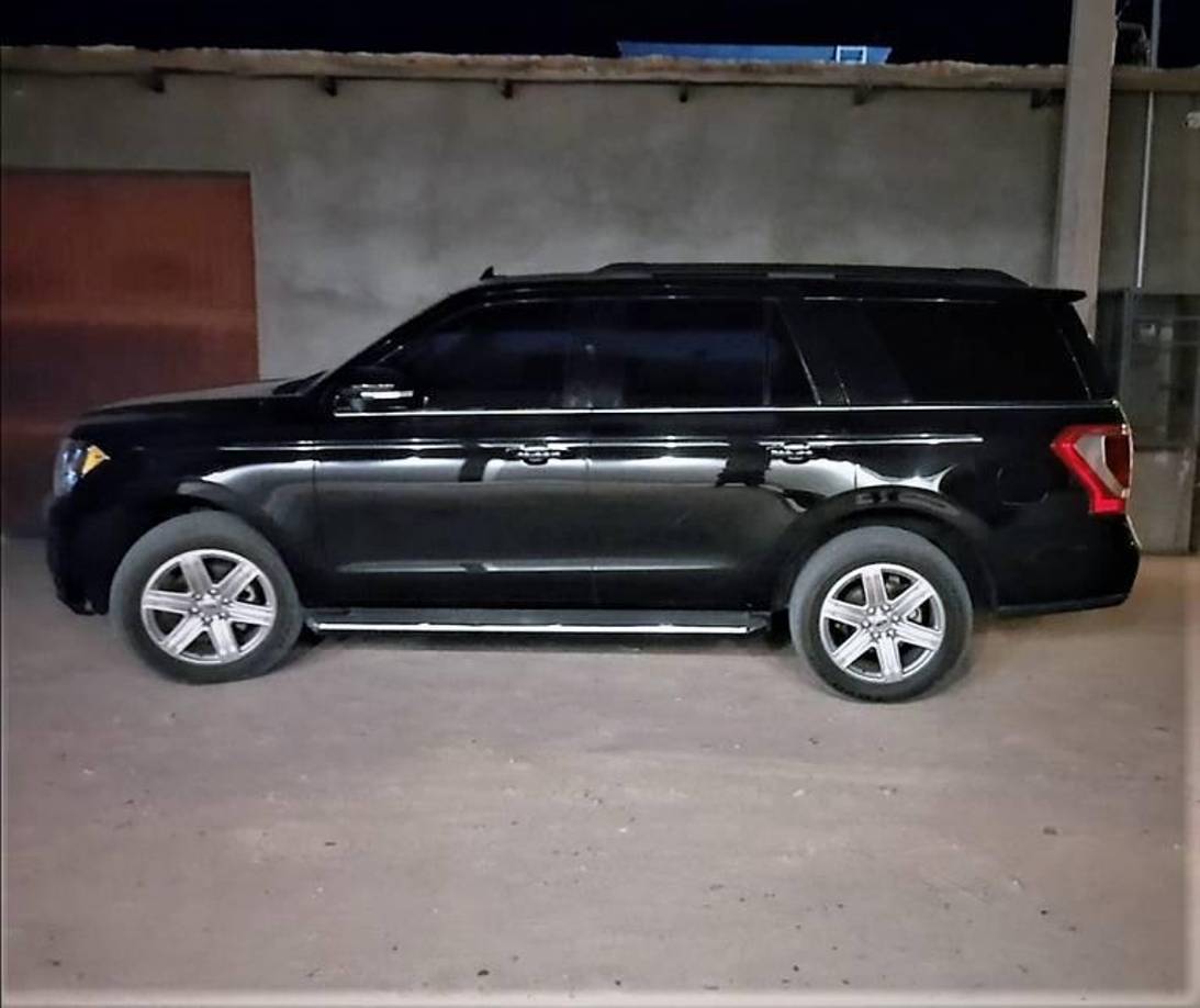 La camioneta se estacionó cerca de donde departían los jóvenes, cuya edad no rebasa los 25 años, y les dispararon hasta matarlos. Sus cuerpos quedaron tendidos sobre la calle.