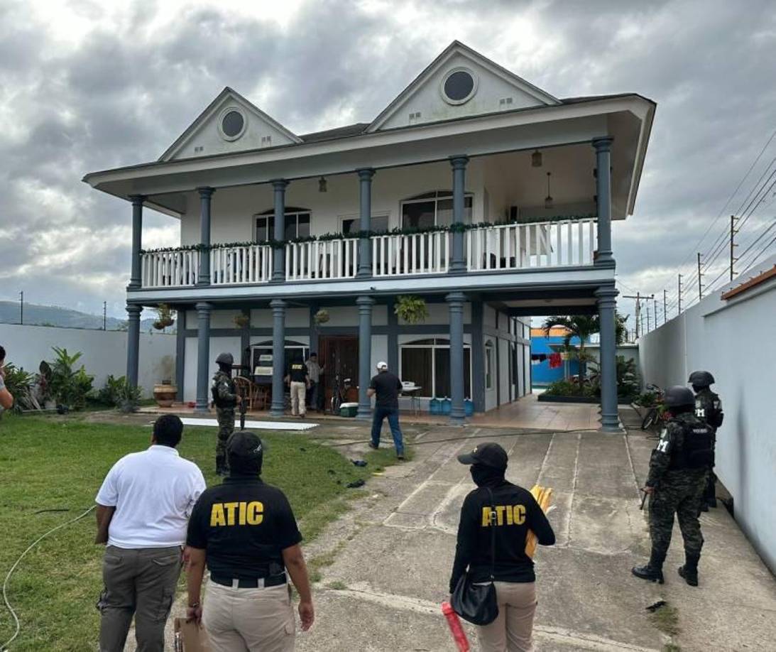 Pese a que afirmó que colaboraría con la investigación, no habló del paradero de su hermano, sobre quien pesa una orden de captura, según fuentes de la Atic.”El apartamento de él no fue allanado. Si ellos tuvieran algo bien fundamentado, hubieran tomado acciones el mismo día” afirmó.