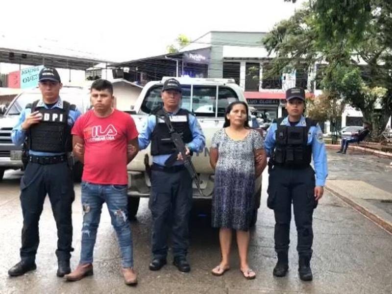 Autoridades policiales capturaron a Juan Fuentes Marroquín y a su madre Onoria Marroquín y los trasladaron a la jefatura policial de La Entrada, Nueva Arcadia, Copán.