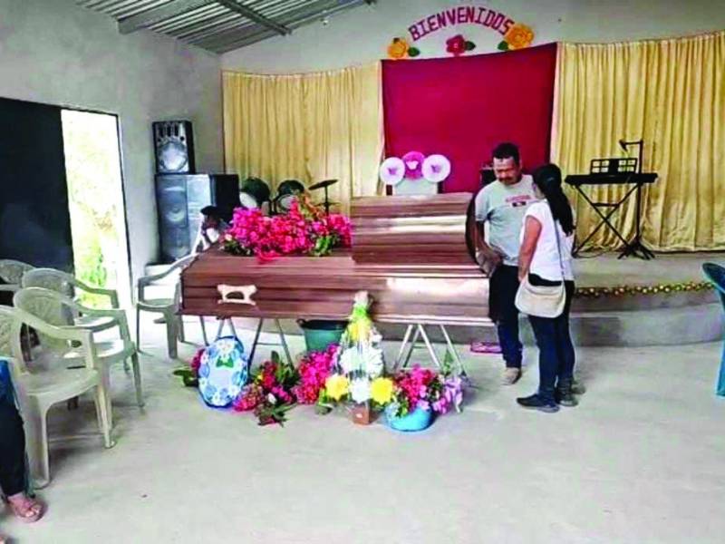 Allegados velaron los restos mortales de Gilberto Orellana e Isaías Pérez en Dulce Nombre de Copán; ayer enterraron a dos víctimas.