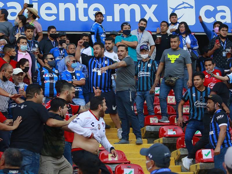 Se jugaba el minuto 63 del partido cuando en las tribunas comenzó un enfrentamiento a golpes entre seguidores de ambos clubes.