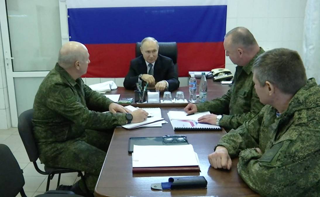 En este desplazamiento, cuya fecha no fue precisada, <b>Putin</b> se reunió con mandos militares en la región de Jersón (sur) y en la de Lugansk (este). 