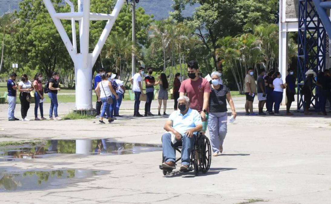 Masiva asistencia de menores de 15 a 17 años en jornada de vacunación anticovid