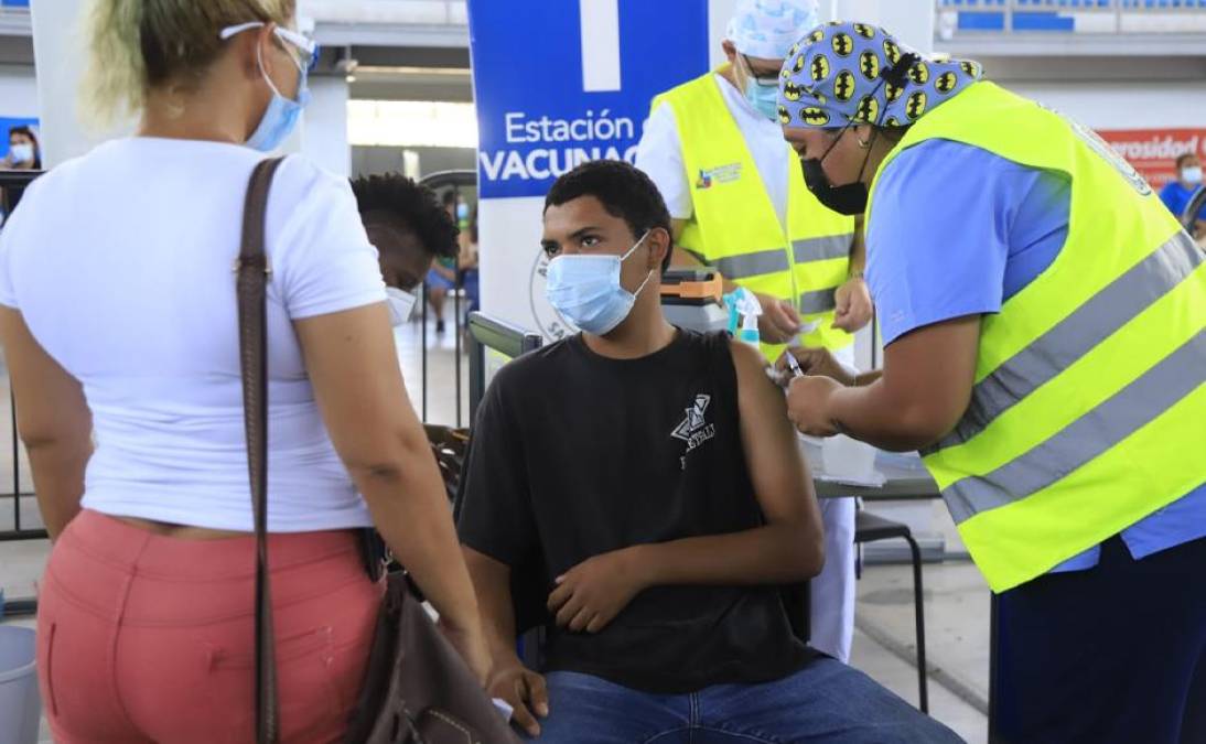 La población estudiantil mayor de 15 años está llegando a los puntos de vacunación acompañados de los padres y madres de familia.