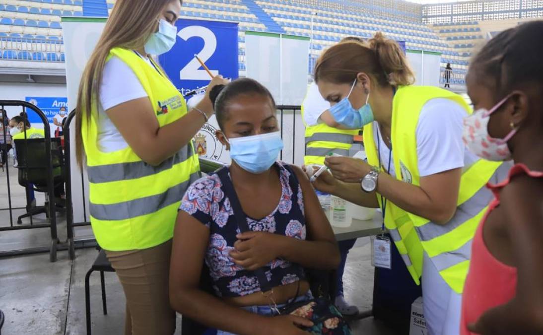 Mediante el sistema de administración de centros educativos han identificado más de 500,000 estudiantes entre las edades de 12 a 17 años que son elegibles para ser inoculados.