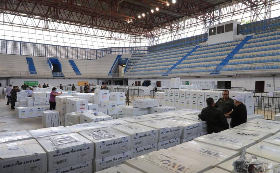 En cada unos de los lugares donde se agrupó las maletas, personal del Consejo Nacional Electoral (CNE) verificó el orden y contabilizó cada una, tal y como se hizo antes de la contienda electoral.