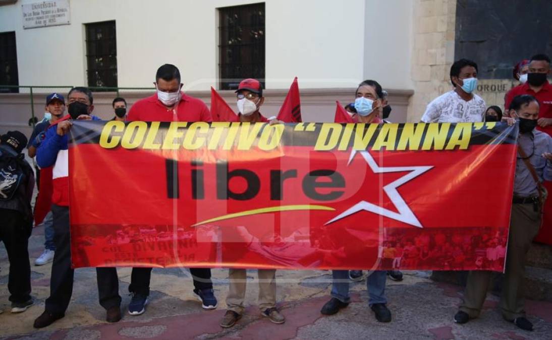 Colectivos de Libre se hicieron presentes en las afueras del Hemiciclo. 