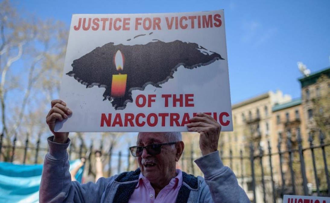 Los hondureños llegaron con múltiples carteles exigiendo cadena perpetua contra el expresidente, justicia por las víctimas del narcotráfico y otros mensajes. 