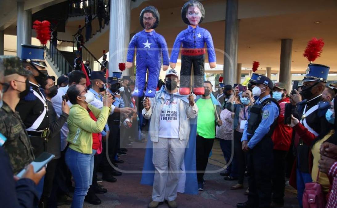 Simpatizantes del Partido Libre en los bajos del Congreso Nacional. 