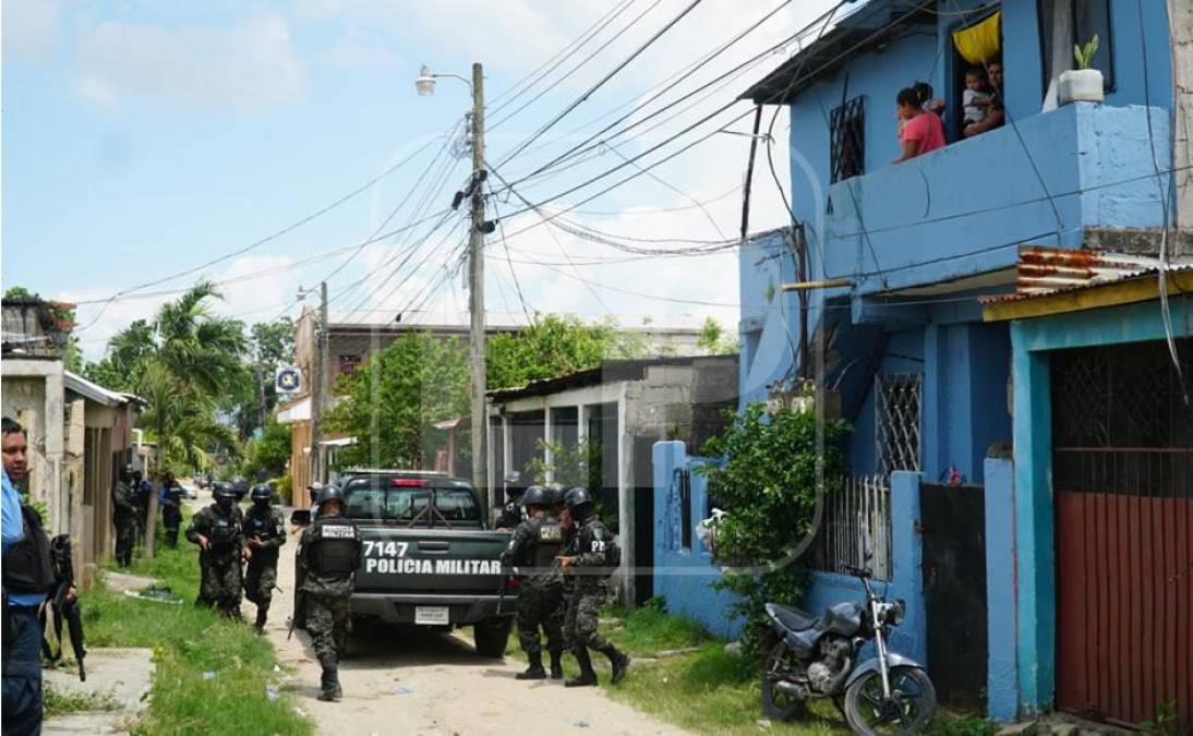 El comisionado destacó que por la rápida acción de los policías lograron capturar a los supuestos pandilleros y les decomisaron dos chalecos antibalas con las palabras “Policía Nacional”, además de cámaras de vigilancia, varias armas, entre ellas pistolas, fusiles de guerra AR-15.