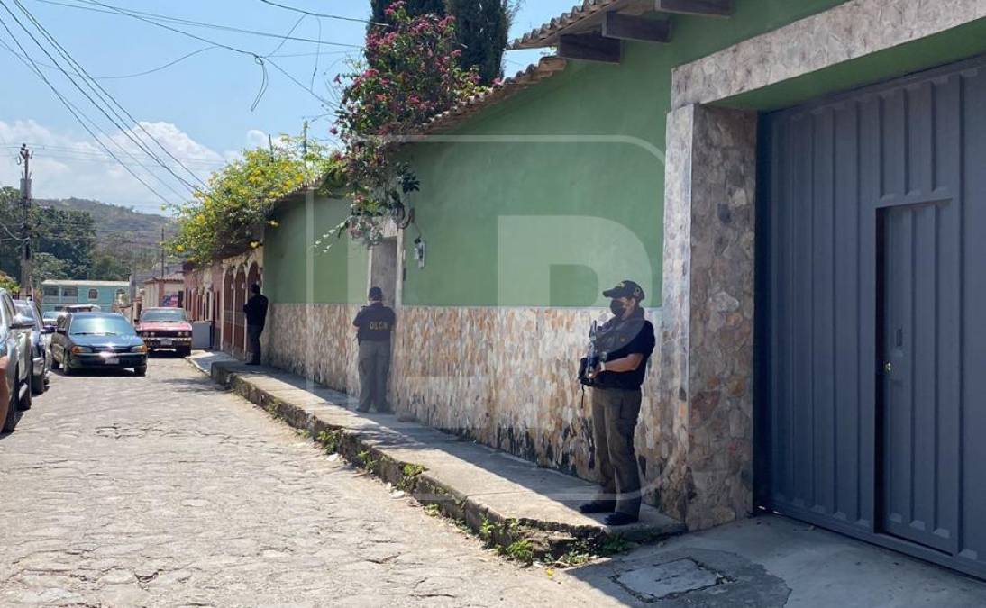 Agentes en las afueras de otra propiedad ubicada en la ciudad de Gracias. 