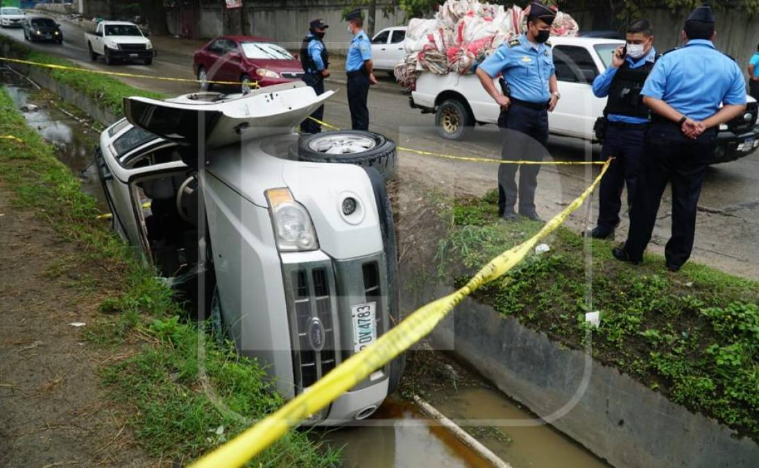 Sicarios que se conducían en motocicleta comenzaron a disparar repentinamente contra los ocupantes de la camioneta. 