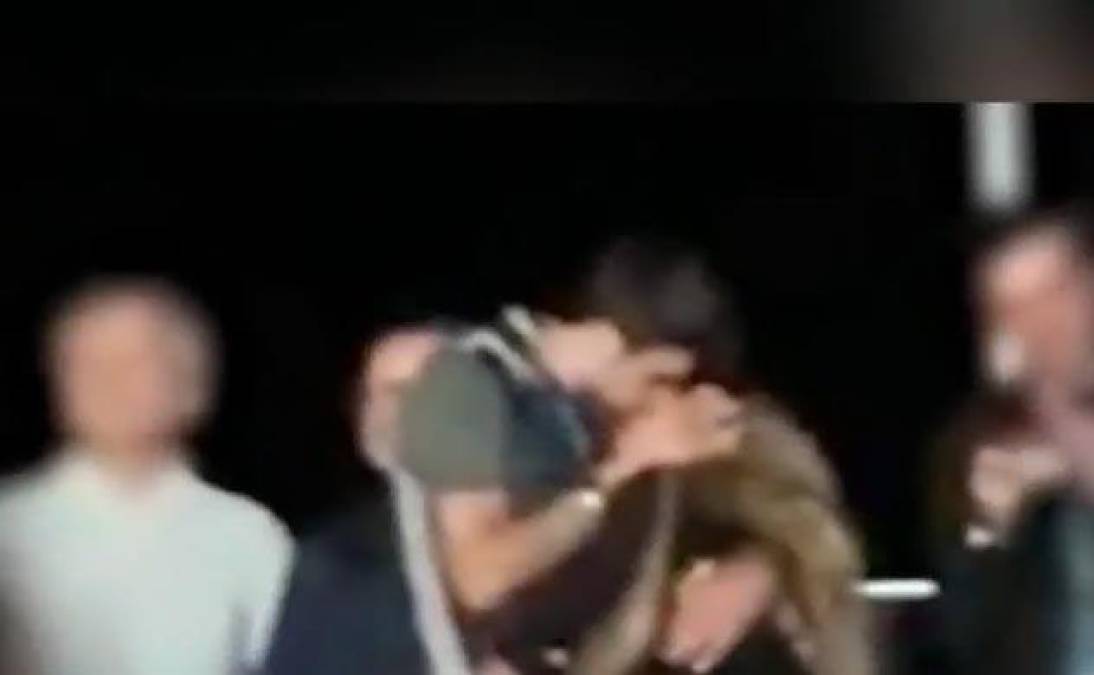 En las imágenes, de baja calidad, se ha logrado captar a Piqué abrazando a Clara y dándole un beso. Estas fotos constituyen las primeras muestras públicas de afecto del futbolista con su nueva conquista.