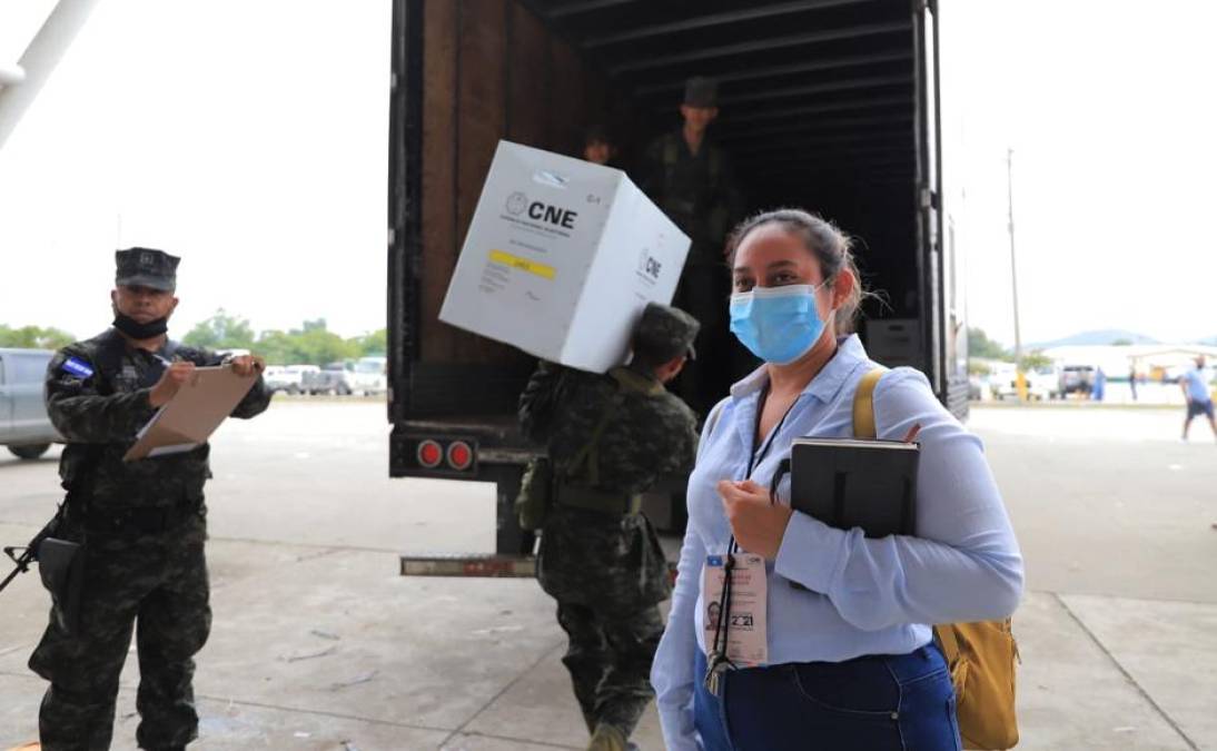 Ingreso de las maletas electorales en los camiones asignados. 