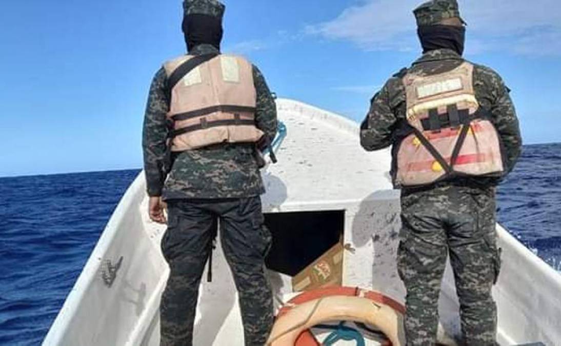 En la búsqueda participan miembros de la Fuerza Naval de Honduras. 