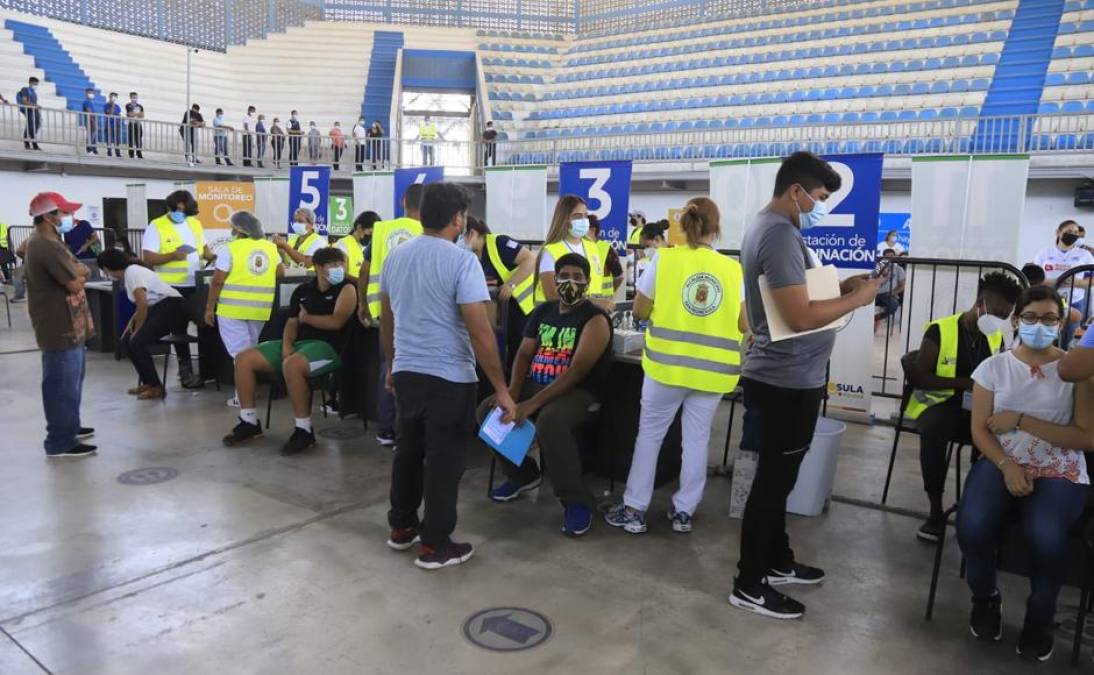 Los jóvenes acudieron a los puntos de vacunación a recibir la primera dosis de la vacuna en los departamentos de La Paz, Lempira, Atlántida, El Paraíso e Islas de la Bahía.