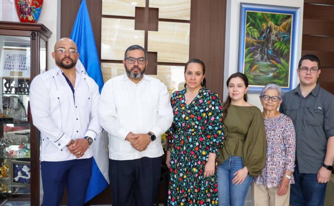 Representantes de la comunidad judía, amigos de Juan Orlando Hernández y su familia, estarán presentes para apoyarlo, incluso están dispuestos a costear una posible y millonaria fianza. 