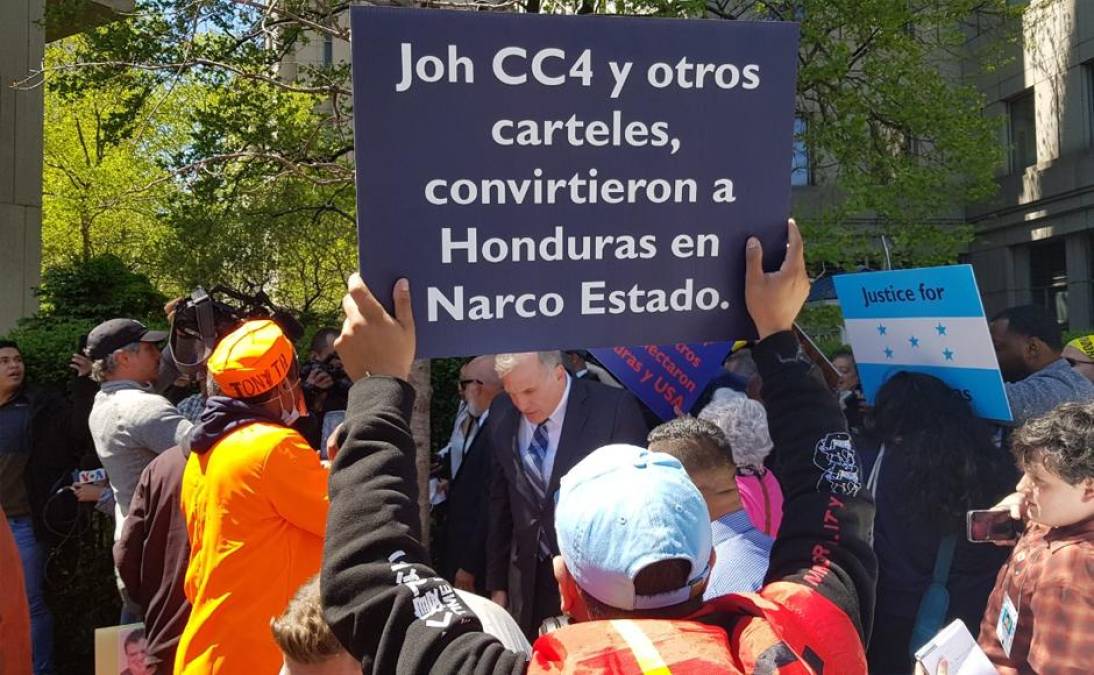 “JOH CC4 y otros carteles convirtieron a Honduras en narco-estado” se lee sobre un cartel que portaba un hondureño.