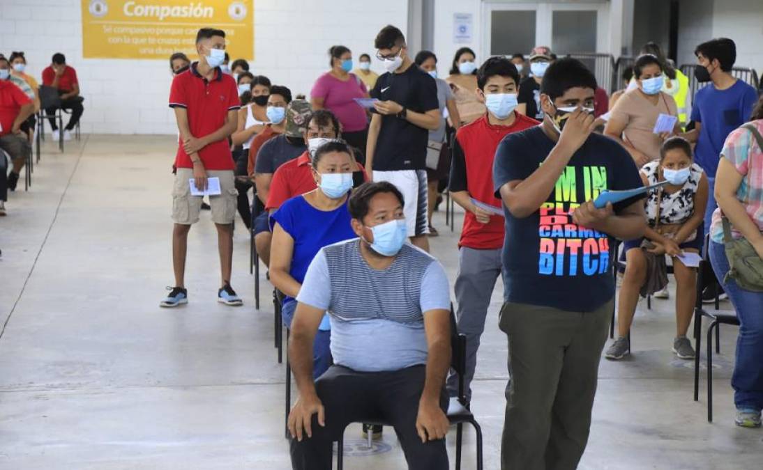 Este lunes inició la vacunación contra la covid-19 para los estudiantes de centros educativos gubernamentales y no gubernamentales, entre las edades de 15 a 17 años.