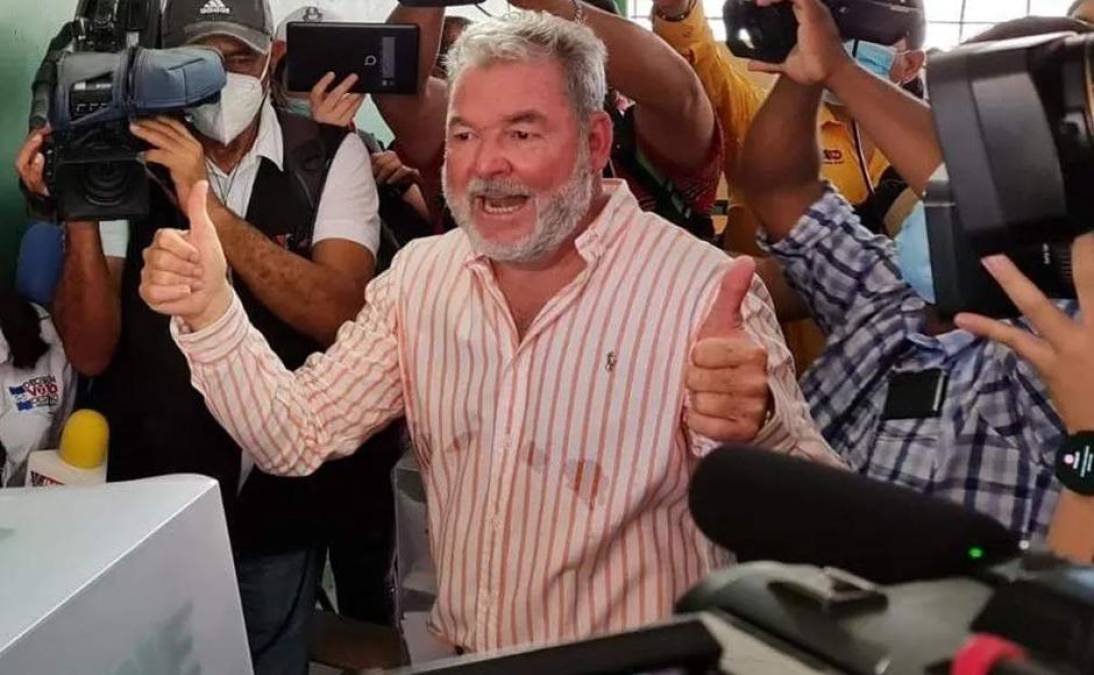 Roberto Contreras será el nuevo alcalde de San Pedro Sula luego de derrotar a su más enconado rival político Armando Calidonio, a través de la fotografía de su hermano, ante objeciones del Consejo Nacional Electoral. 