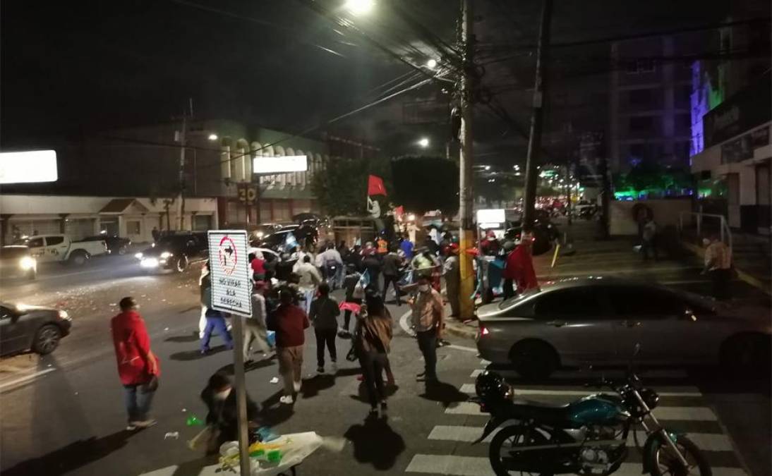 Después que se diera conocer la captura del expresidente de Honduras Juan Orlando Hernández, grupos de hondureños salieron a las calles a celebrar su arresto por parte de la Policía Nacional. Foto Melvin Cubas.