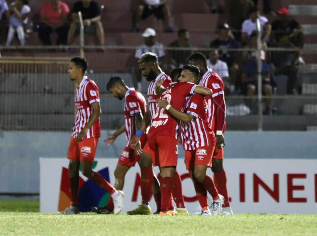 Edwin Rodríguez fue felicitado por sus compañeros tras la anotación.