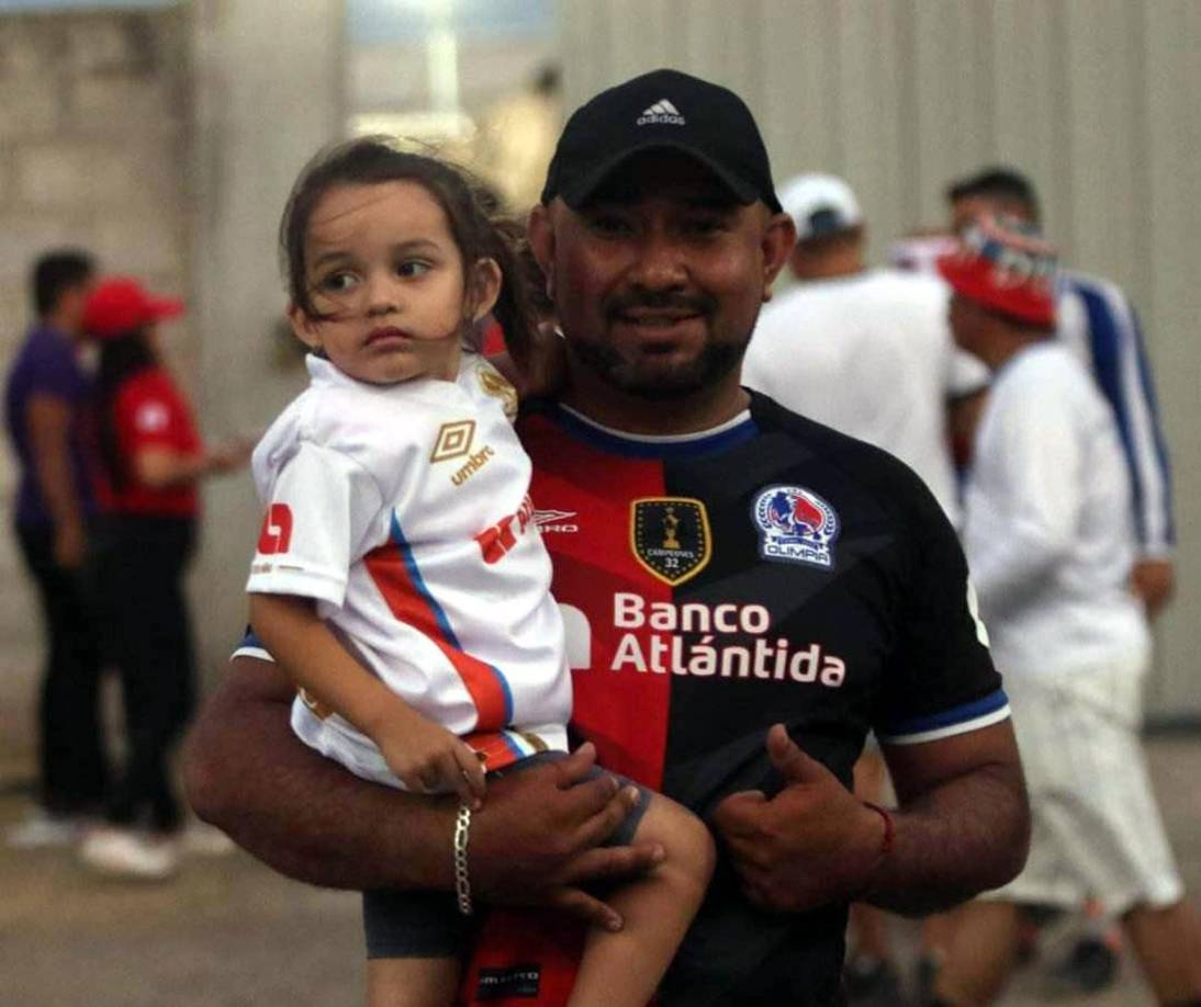 Muchos hinchas del Olimpia llegaron con sus hijos a presenciar el juego ante Honduras Progreso.