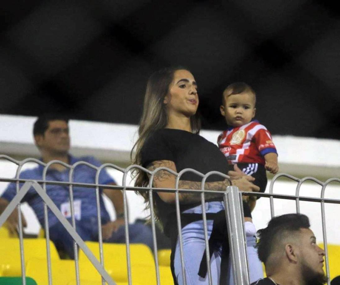 La pareja de Gabriel Araújo estuvo atenta al partido del Olimpia ante Honduras Progreso.