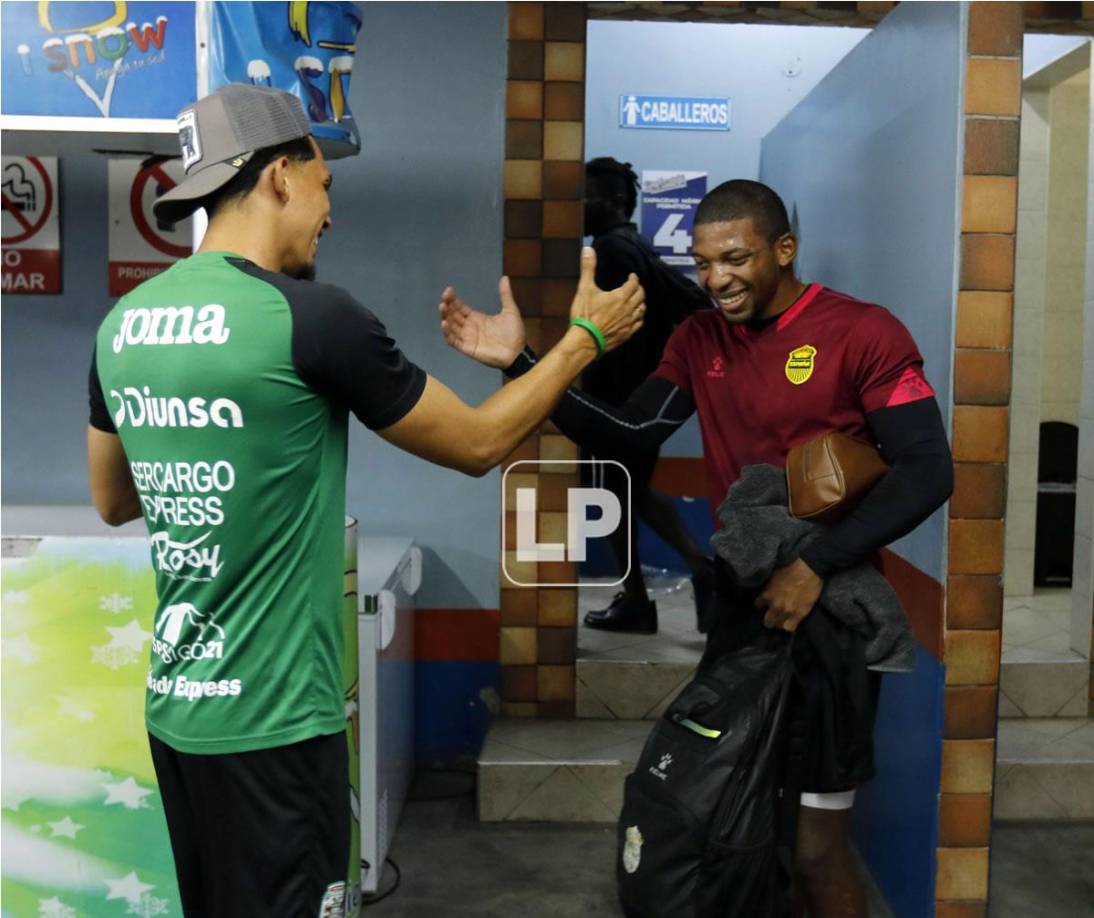 Luis ‘Buba‘ López saludando a su excompañero en el Real España, Allans Vargas, que ahora juega con Marathón.