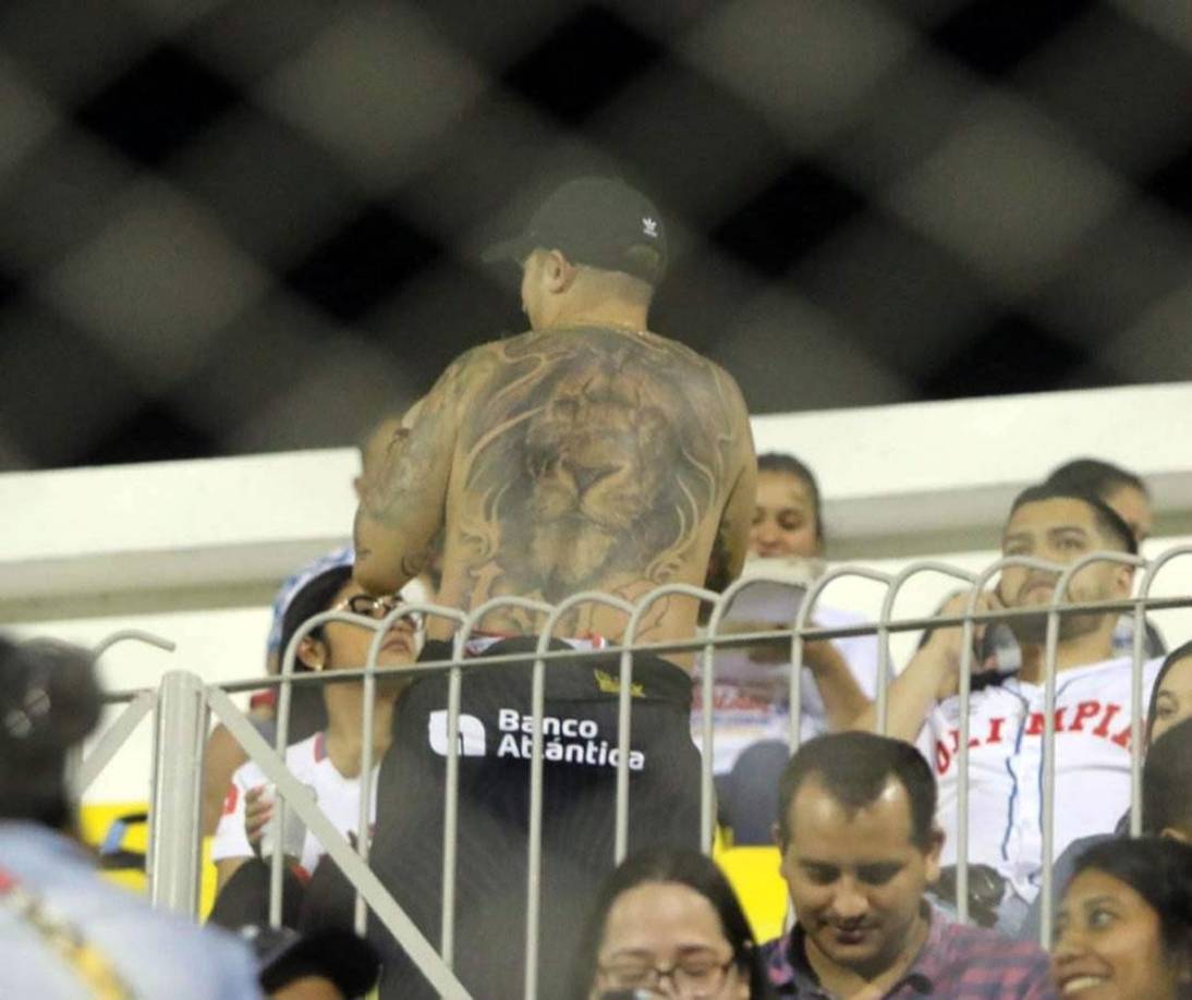 Este aficionado del Olimpia mostró su enorme y sorprendente tatuaje de un león en su espalda. Amor por el campeón de Honduras.