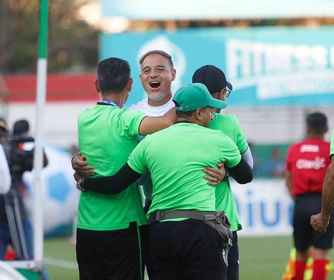 La alegría de Hernán ‘La Tota’ Medina tras el golazo de Alexy Vega. El entrenador se abrazó con sus asistentes.