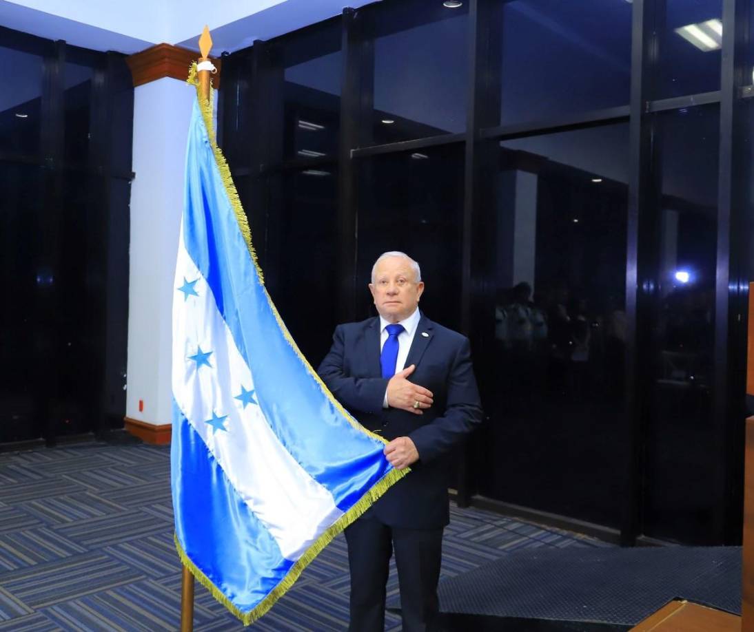 Según el programa desarrollado, Valladares Varela tuvo el honor de izar la bandera, mientras que el juramento a este símbolo patrio estuvo a cargo de uno de sus hijos, el Sr. Roger Enrique Valladares (vicepresidente de UTH).